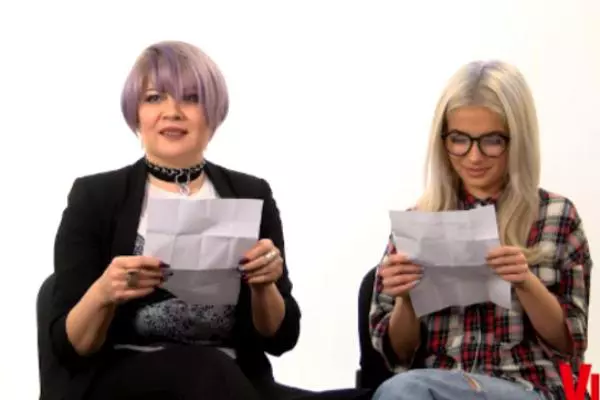 Mama și fiica au o relație foarte bună.