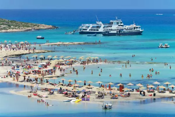 În iulie și august, plajele din Laguna Balos devin neîncăpătoare pentru turiștii sosiți cu feriboturile