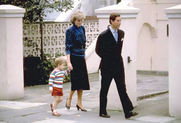 William, impreuna cu parintii Diana si Charles, 1985