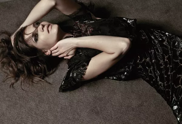 Toate produsele de machiaj  fac parte din colectia de toamna  „Les Contrastes de Chanel 2010” Blush: Joues Contraste „Rose Temptation” Ochi: Les 4 Ombres Enigma Crayon Kohl Clair Stylo Yeux waterproof Cassis  Buze: Rouge Coco „Rose dentelle” Unghii: Paradoxal  Fond de ten: Vitalumière 43 Cannelle