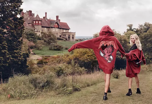 Hanorace din bumbac, pantofi și botine din piele, toate Hilfiger Collection.