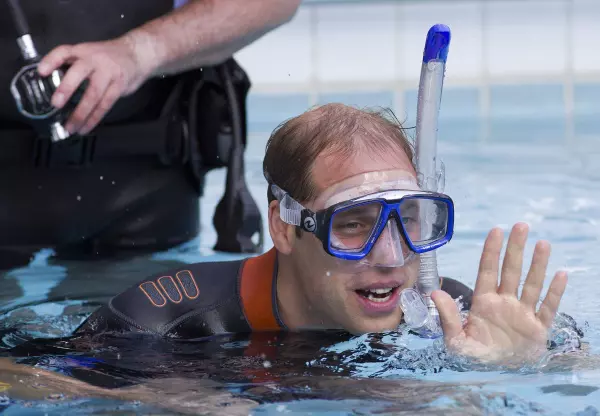 Printul William, intr-o piscinba din Londra, la o lectie de snorkeling 