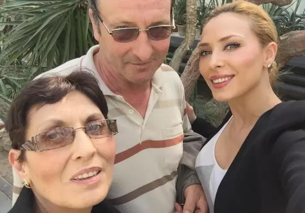 Iulia Vantur si parintii ei