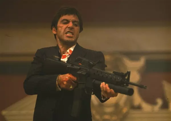 Al Pacino în „Scarface” (1983)
