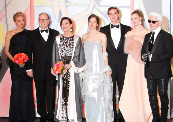 Membrii familiei regale a Principatului Monaco si designerul Karl Lagerfeld