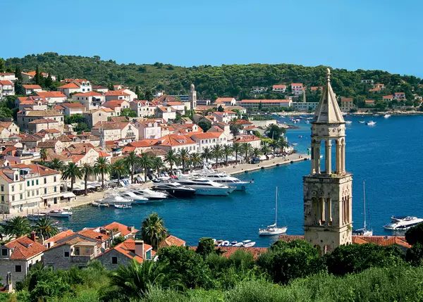 Orasul Hvar de pe insula cu acelasi nume 