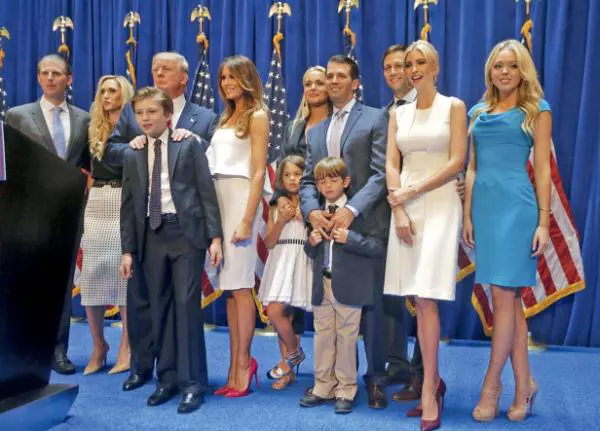 Donald Trump, fiica lui, Ivanka Trump, soțul ei, Jared Kushner, Tiffany Trump, Donald Trump Jr, soția lui, Vanessa Haydon, Melania Trump și fiul lor, Barron, pe 16 iunie 2015, la anunțarea candidaturii pentru alegerile prezidențiale din 2016 la „The Trump Tower” din New York.