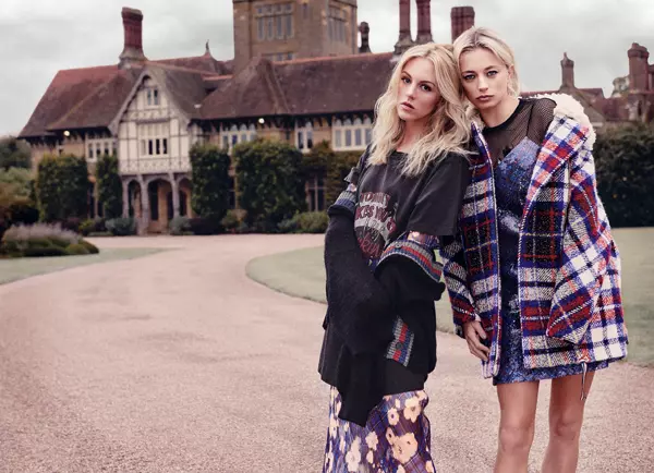 Shea: Rochie din voal, tricou din bumbac și jachetă din bumbac, Hilfiger Collection. Caroline: Tricou din plasă, rochie din paiete, jachetă din stofă de lână cu blană ecologică, toate Hilfiger Collection.