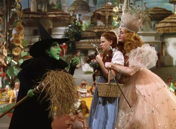 Judy Garland, Billie Burke, Margaret Hamilton și Terry în „The Wizard of Oz” (1939)