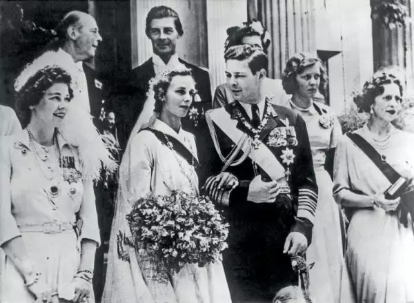 îmGrecia, 12 iunie 1948: Regele Mihai I se căsătorește cu Prințesa Anne Of Bourbon-Parma, nepoata ultimului Duce de Parma (Robert I). În dreapta, mama Regelui Mihai I, Prințesa Elena a Greciei.