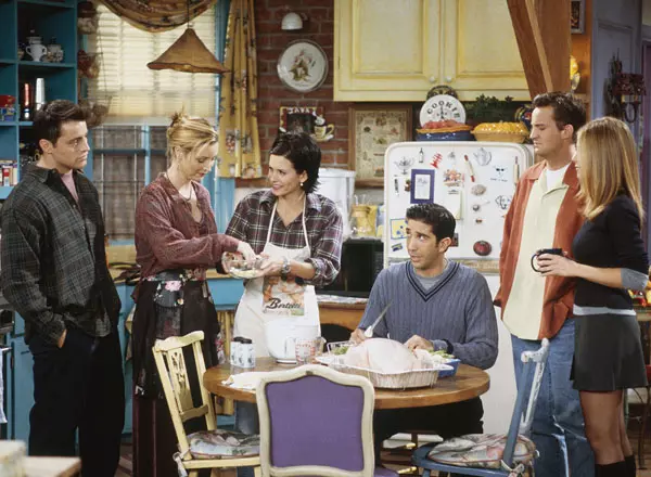 Numele serialului a fost schimbat de cateva ori pana s-a ajuns la versiunea finala, F.R.I.E.N.D.S. La inceput, acesta trebuia sa se numeasca Insomnia Cafe, apoi Friends Like Us sau Six of One. 