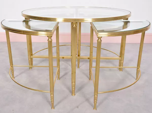 Masa de cocktail din 5 piese Hollywood regency, Maison Jansen, 4.000 lei, www.retros.ro