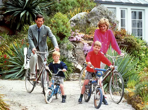 Charles, Diana si cei doi copii (Harry si William)