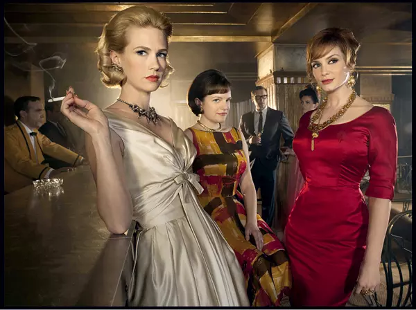 Betty Francis (January Jones), Peggy Olson (Elisabeth Moss) si Joan Harris (Christina Hendricks) in „Mad Men“
