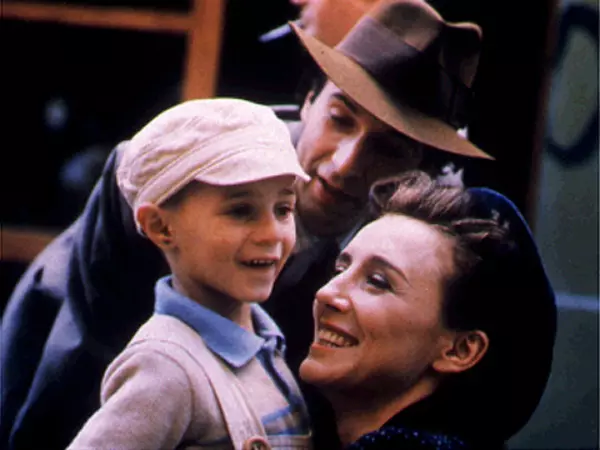 Roberto Benigni, Nicoletta Braschi și Giorgio Cantarini în „Life is Beautiful” (1997)