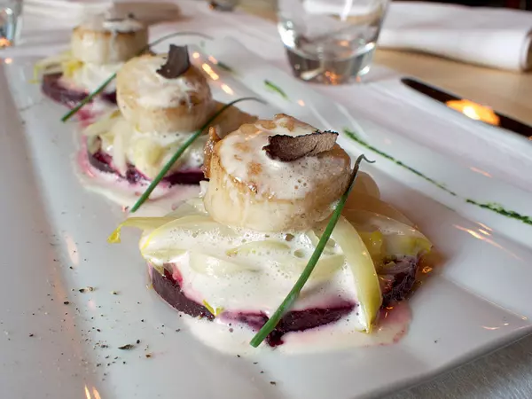 Salata calda cu scoici San Jaques