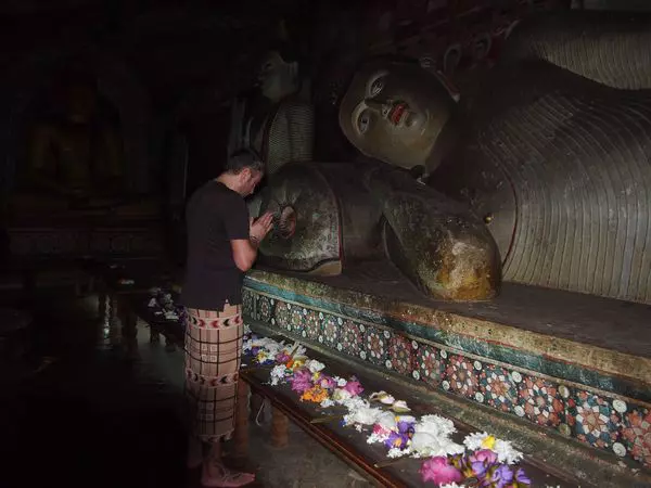 Catalin Botezatu rugaciune la Templul de Aur