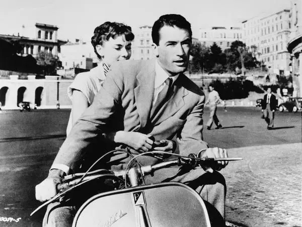 Audrey Hepburn și Gregory Peck în comedia „Vacanță la Roma”