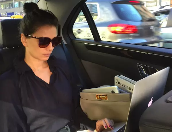 Multi-tasking: un birou mobil este modalitatea cea mai eficienta pentru a supravietui in luna modei.