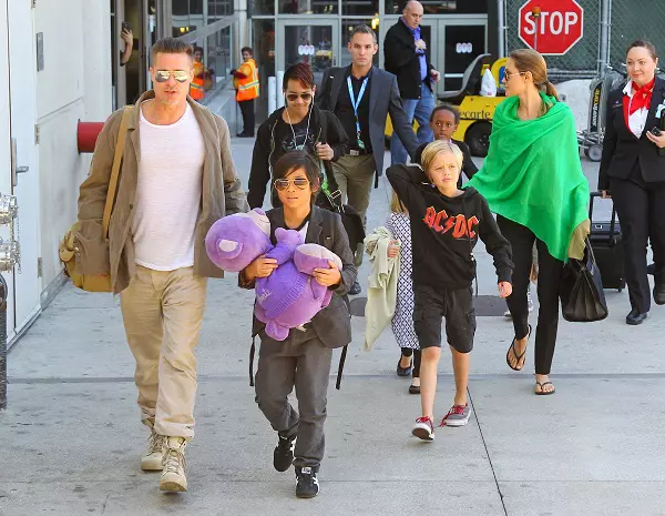 Brad, Angelina și copiii lor, în 2014, pe vremea când cei doi actori erau un cuplu invidiat la Hollywood.