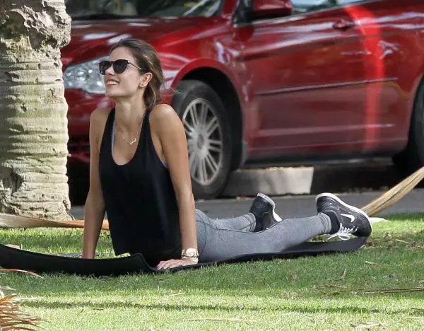 Alessandra Ambrosio practicand yoga in Santa Monica