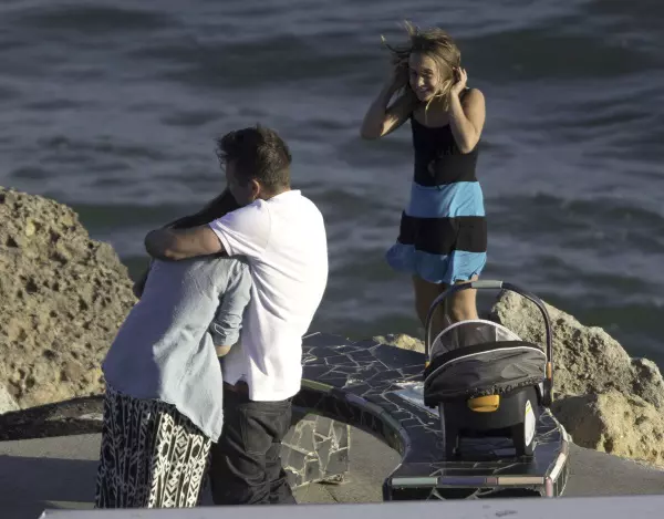 David Arquette își îmbrățișează logodnica