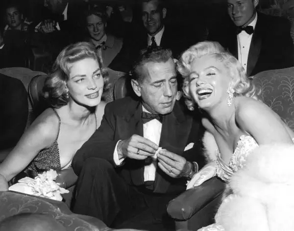 Lauren Bacall și Humphrey Bogart alături de Marilyn Monroela premiera filmului „How to Marry a Millionaire“ regizat de Jean Negulesco.