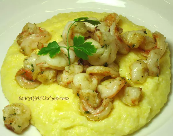Creveti cu usturoi pe pat de mamaliga cremoasa