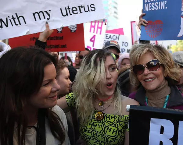Marcia Gay Harden, Miley Cyrus si Jane Fonda