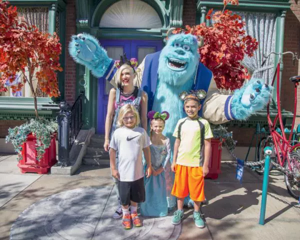 Gwen Stefani alături de fiii ei, Kingston (dreapta) și Zuma, și de nepoata ei, Stella