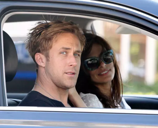 Eva Mendez luptă pentru relaţia cu Ryan Gosling