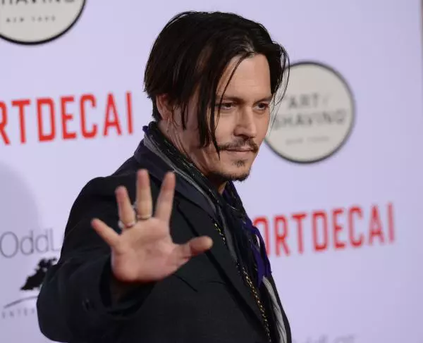 Johnny Depp se joacă cu păpuşile Barbie pentru a-şi putea construi mai bine personajele