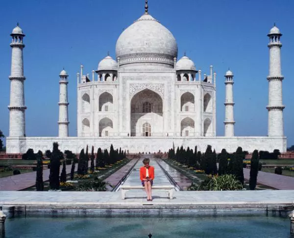 13 februarie 1992: în timpul unei călătorii în India alături de Prințul Charles, Prințesa Diana a ajuns să viziteze singură Taj Mahal