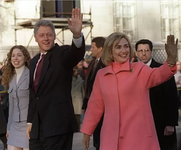 12. Hillary Clinton alături de Bill și Chelsea la ceremonia din 1997