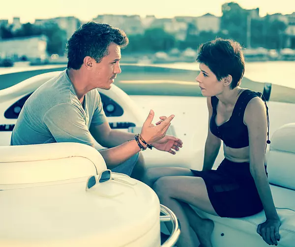 Razvan Fodor il interpreteaza pe profesorul sexy al celor trei liceene.