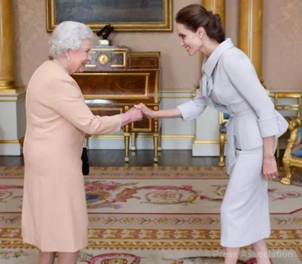 Regina Elisabeta a II-a si Angelina Jolie