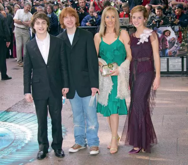 J K Rowling alături de protagoniștii din „Harry Potter“ – Daniel Radcliffe, Rupert Grint și Emma Watson