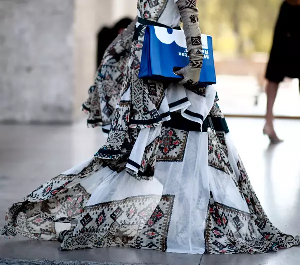 Alege o rochie vaporoasă, lungă, cu un imprimeu tradițional