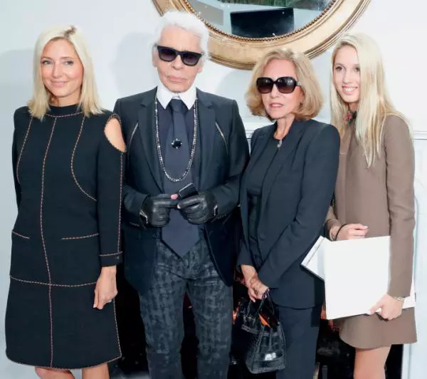 Prințesa Maria Olympia alături de Karl Lagerfeld, de mama și de bunica ei la show-ul Chanel din cadrul Paris Haute Couture toamnă-iarnă 2014-2015