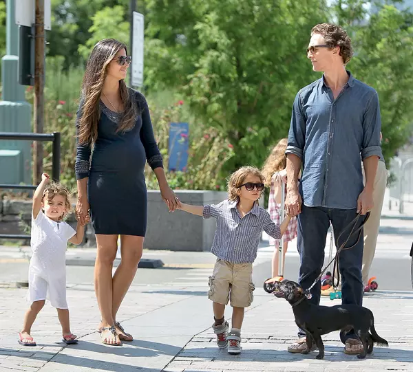 Matthew McConaughey, Camila-Alves (insarcinata cu al 3-lea copil, Livingstone), Vida si Levi