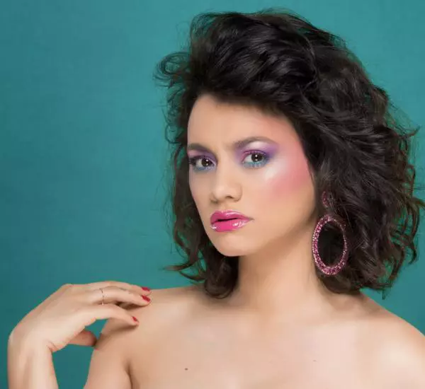 Anii 80 - În anii '80, Madonna sau Tina Turner cucereau o lume întreagă atât prin muzică, dar mai ales prin aparițiile lor excentrice: machiaje în culori puternice, strălucitoare, folosite atât pentru ochi, cât și pentru buze sau pomeți, coafuri „explodate“ și o atitudine de good-girls-gone-bad. Iată care sunt tips-urile pentru un look wow!