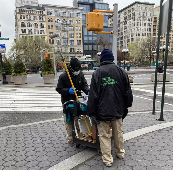 Lucrători curățând străzile