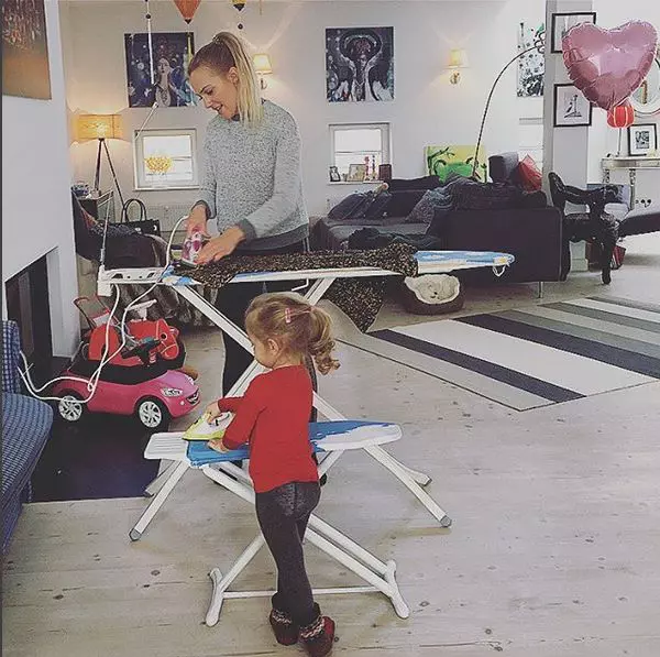 Lara, fetita lui Meryem Uzerli (1)