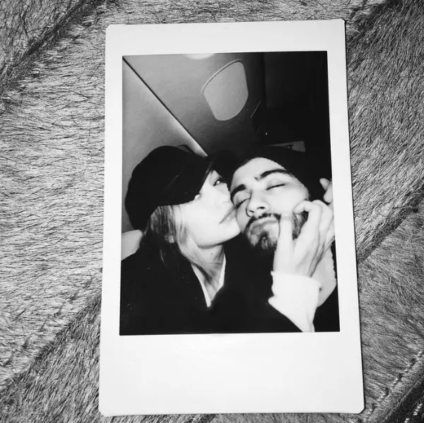 Fotografie polaroid în care cei doi se îmbrățișează