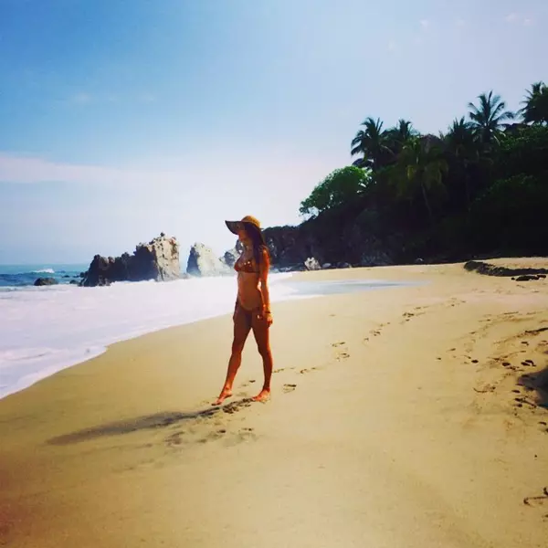 Alessandra Ambrosio a inceput sezonul de vara cu o escapada in statiunea Punta Mita, din Mexic.