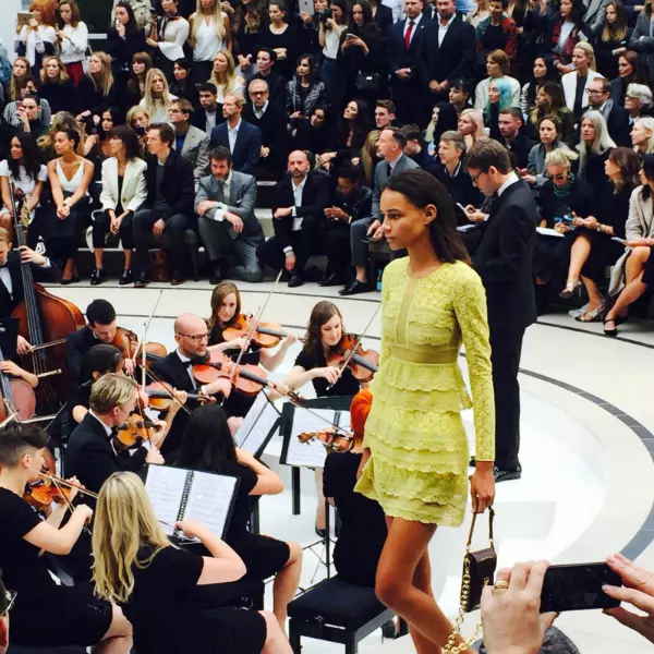 Traditia a fost unul din punctele forte din show-urile londoneze, incluzand orchestra in componenta completa ce a acompaniat-o pe Binx Walton, in timpul prezentarii Burberry.