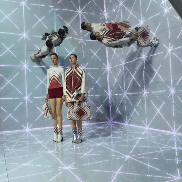 Nu exista un mod mai bun de a incheia Saptamana Modei la Londra decat cu un spectacol oferit de Anya Hindmarch.