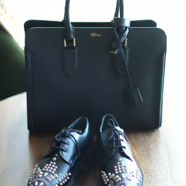 Abordarea mea in spiritul Savile Row: pantofi oxford si o minunata geanta satchel Alexander McQueen.