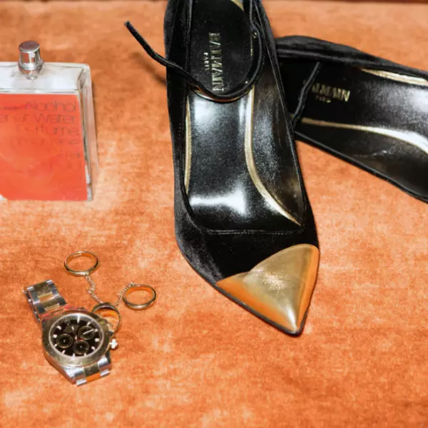 Detaliile esentiale pentru seara: parfumul preferat, un ceas vintage Rolex si o pereche imorala de pantofi Balmain.