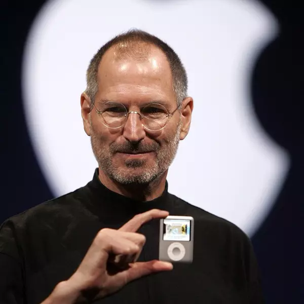 Jobs revine la Apple